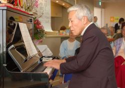 情感豊かにピアノを演奏する田村先生